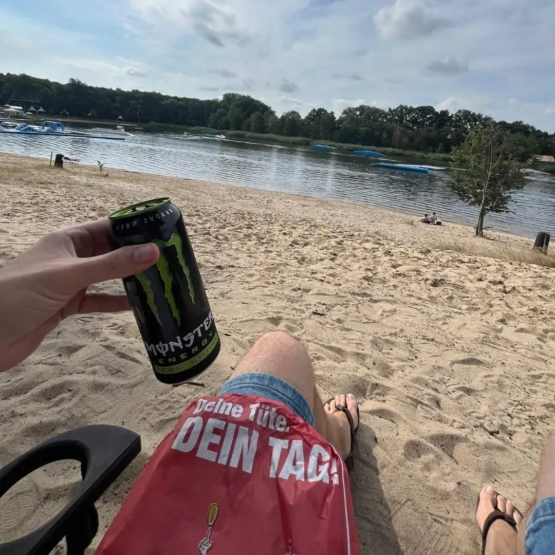 Pause am Sandstrand vom Wake & Ski Blauer See in Garbsen mit Blick auf die Bahn
