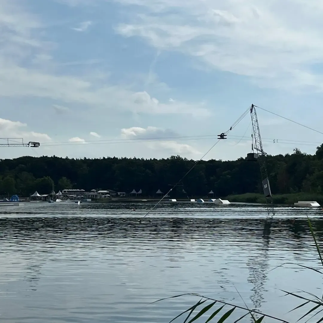 Cable-Anlage und Obstacles im Wakepark Wake & Ski Blauer See in Garbsen