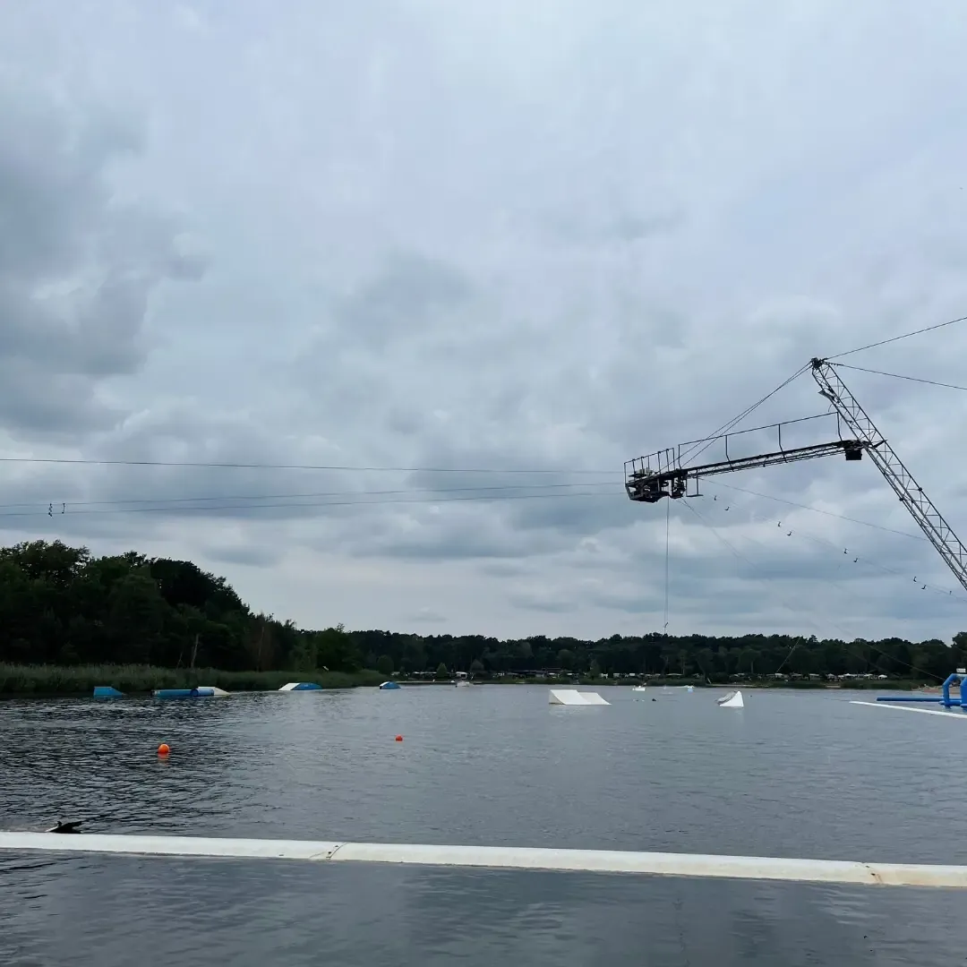 Bewölkter Himmel über Umlenkung und Obstacles am Wake & Ski Blauer See in Garbsen
