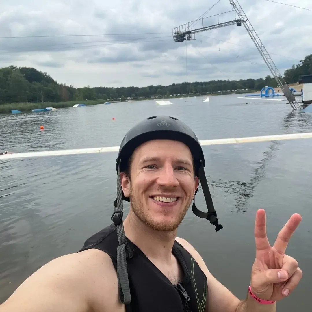 Selfie mit Helm und Peace-Zeichen beim Wakeboard-Trip am Wake & Ski Blauer See in Garbsen