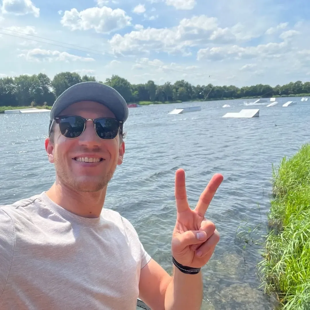 Selfie mit Cap und Sonnenbrille vor den Kickern am Wasserski Alfsee in Rieste