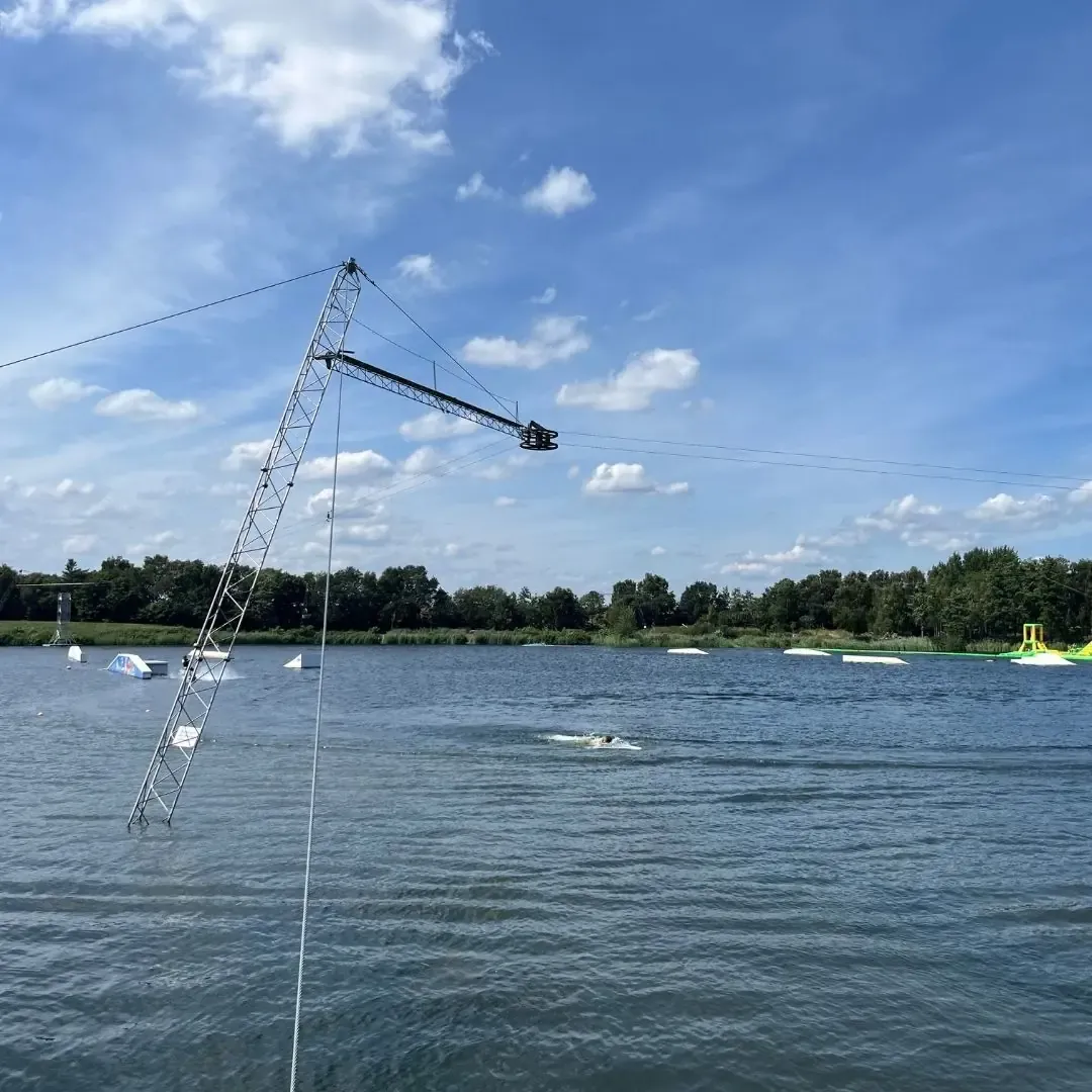 Umlenkmast und Obstacles am Wasserski Alfsee in Rieste bei blauem Himmel