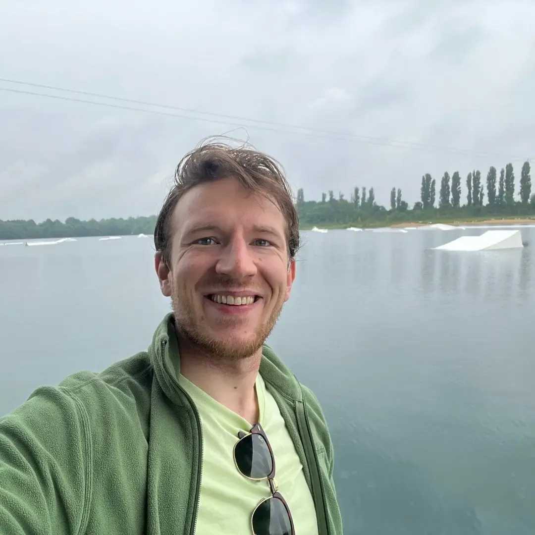 Selfie am Rather See vor den Obstacles vom WakeClubCologne bei bewölktem Himmel