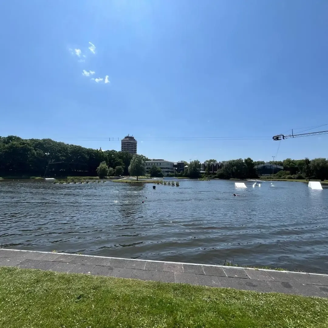 Blick über den See auf die Obstacles vom Wakepark The Bricks in Duisburg-Wedau