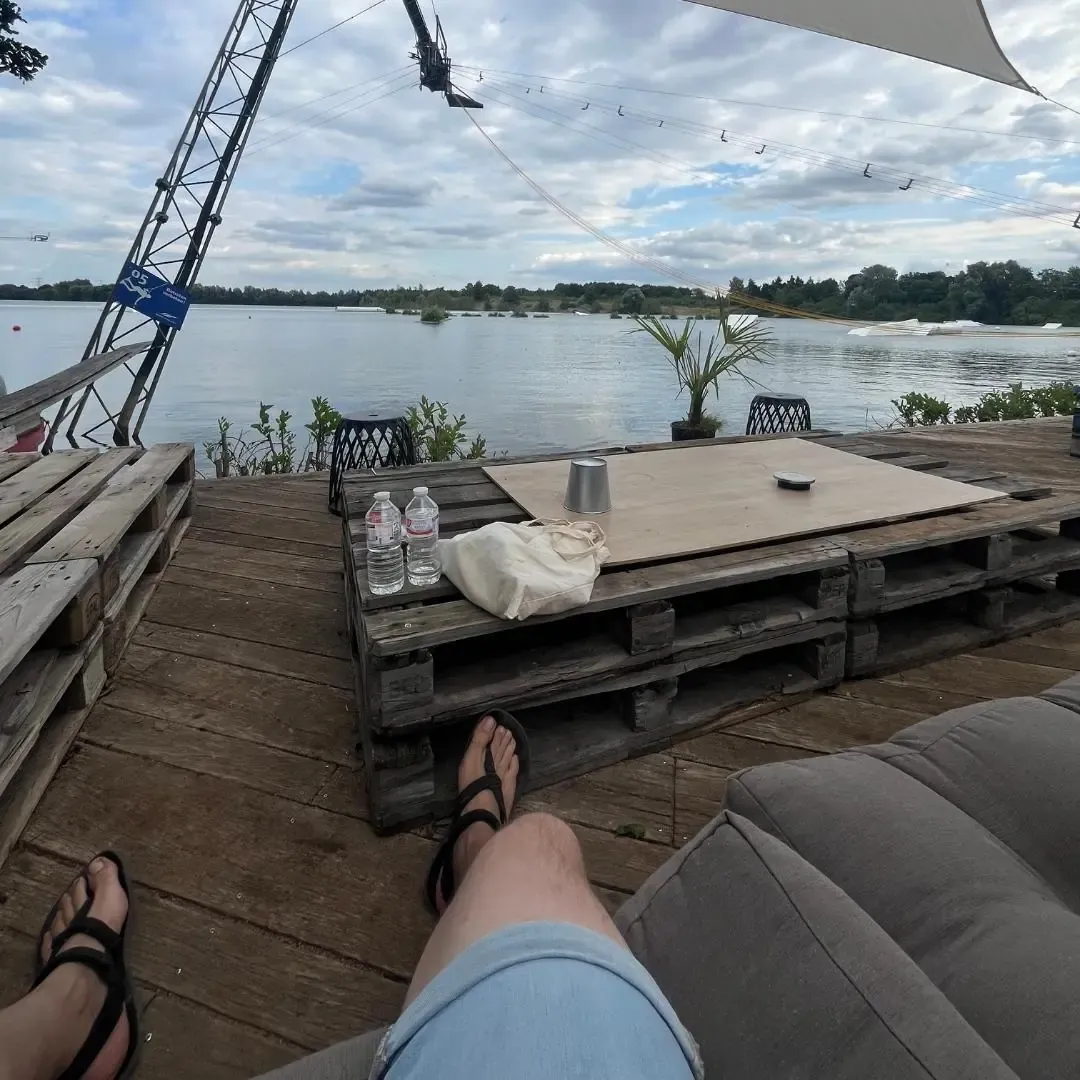 Palettenlounge am Wasser im Wakebeach 257! in Dormagen mit Blick auf die Bahn