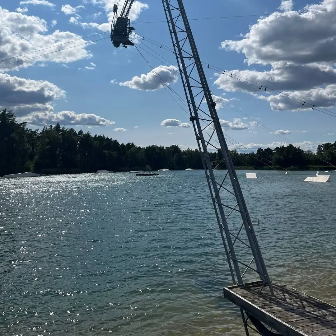 Startsteg und Umlenkmast der Cable-Anlage bei Wasserski Bernsteinsee
