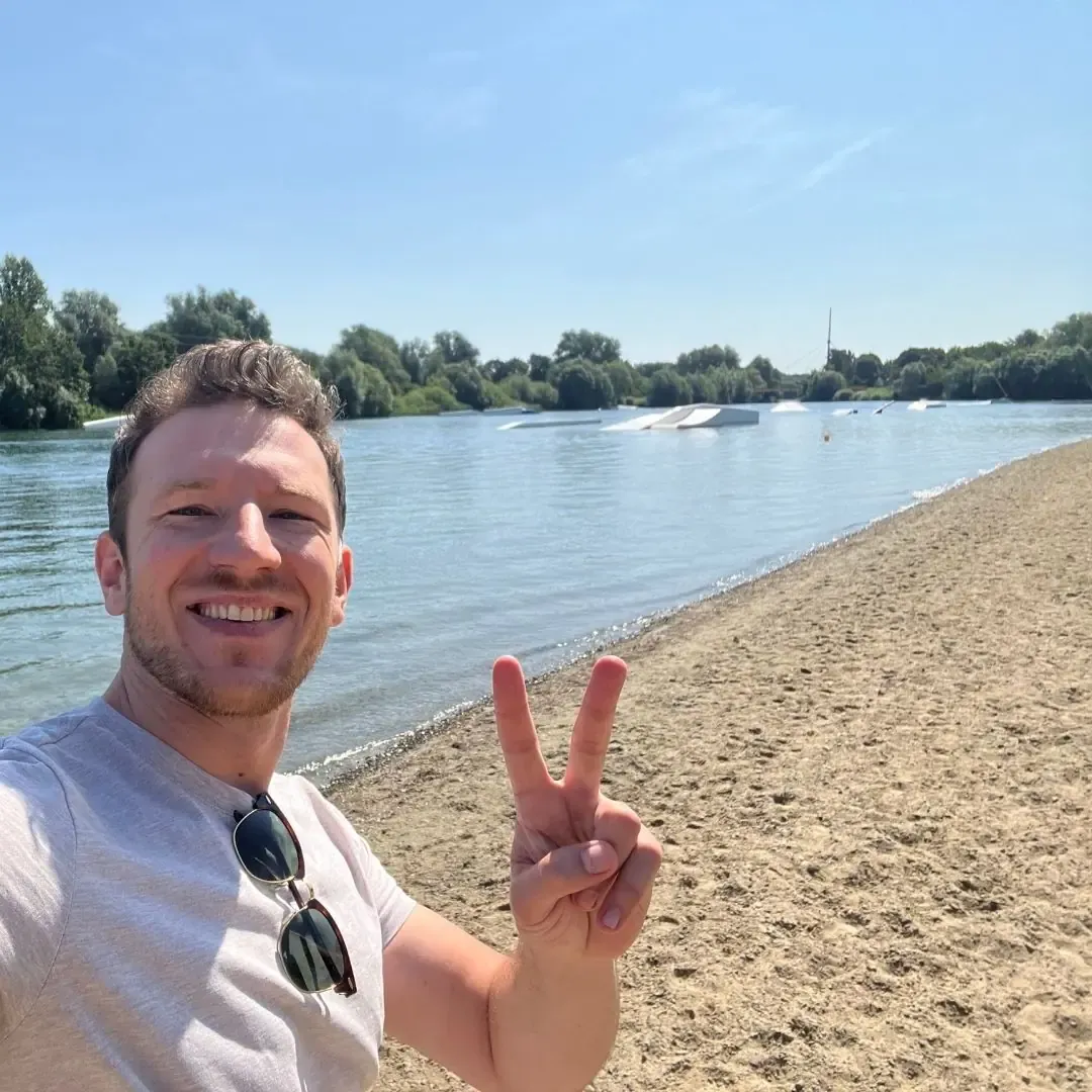 Selfie am Strand von Wasserski Salzgitter mit den Obstacles im Hintergrund