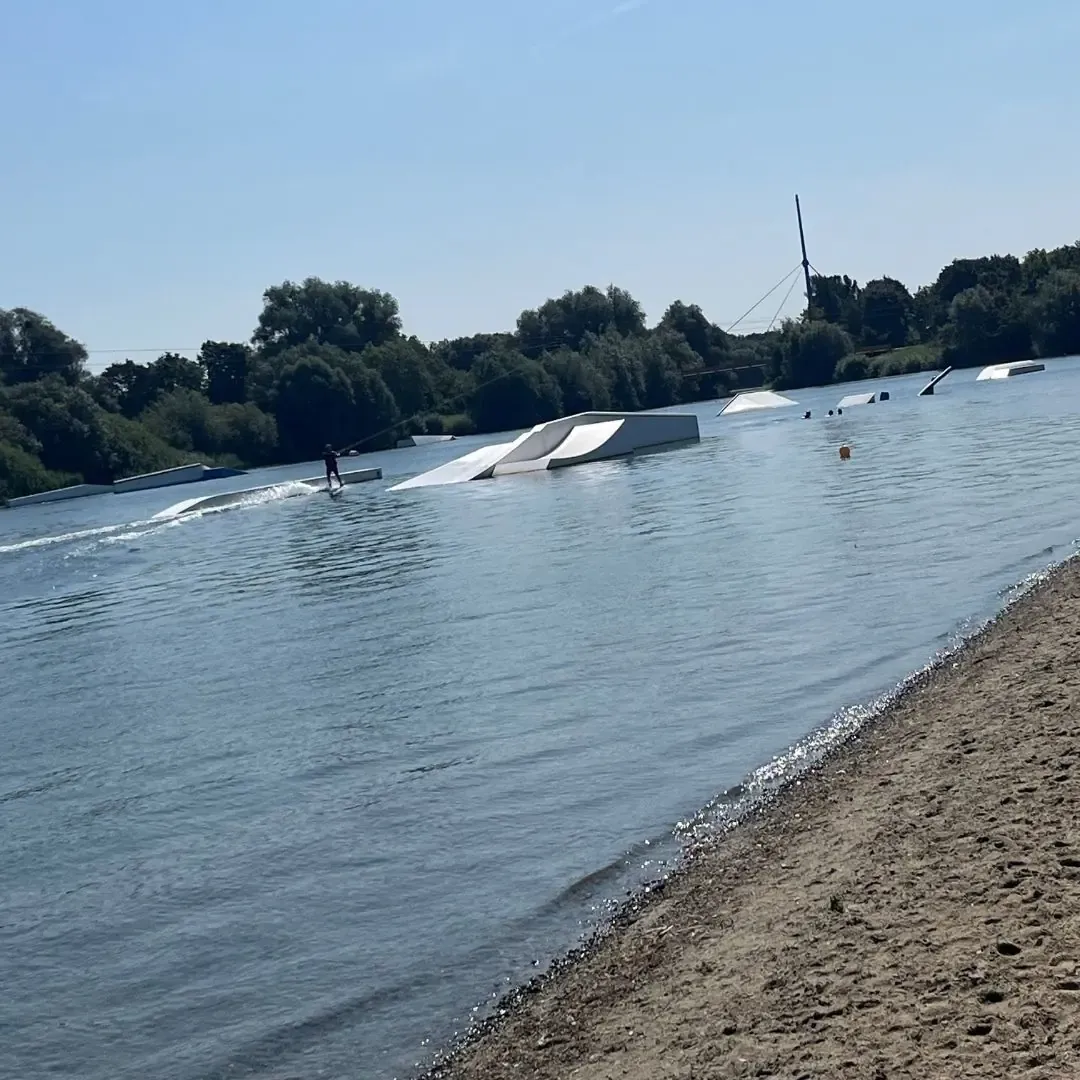 Wakeboarder auf der Bahn vor der Kicker-Reihe bei Wasserski Salzgitter